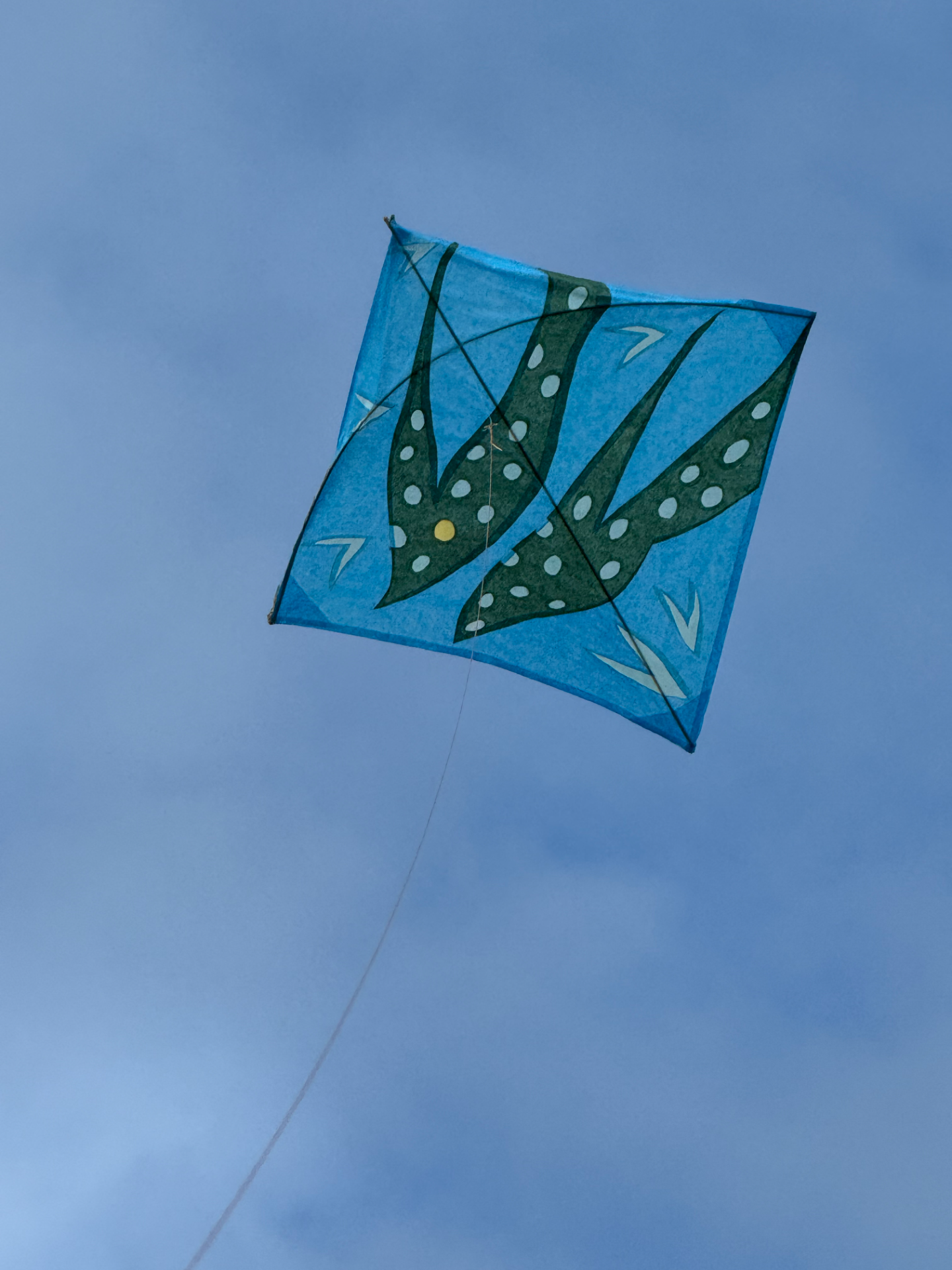 Cerf-volant, forme originale, Les danseurs, 2025, papier de soie et bois blanc, 50 x 50 cm