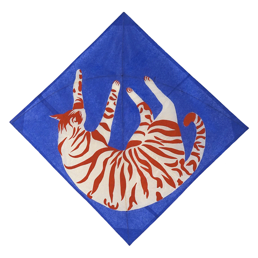 Cerf-volant-combattant chilien, Demi-lune, papier de soie et bois blanc, 65 x 65 cm